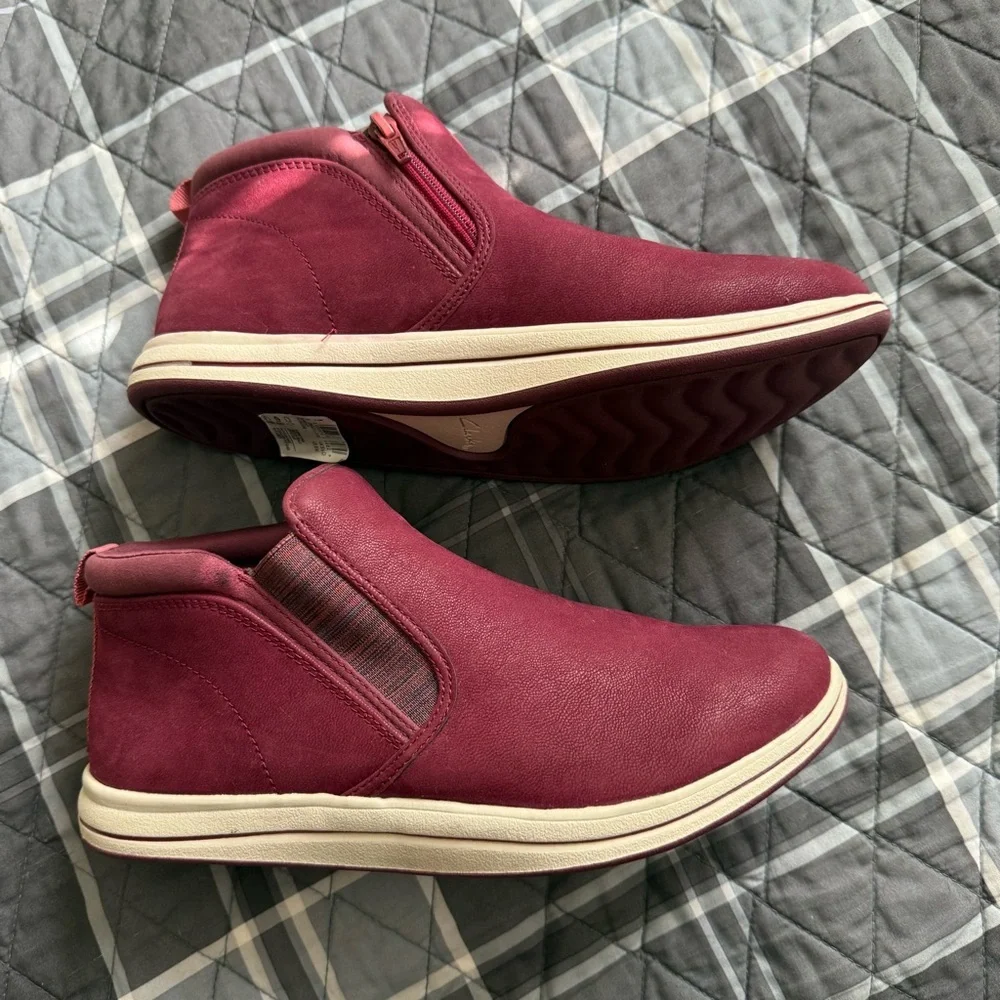 Clarks NWOB  Cloudsteppers Breeze Clover Burgundy Slip-On Booties Floor Sample